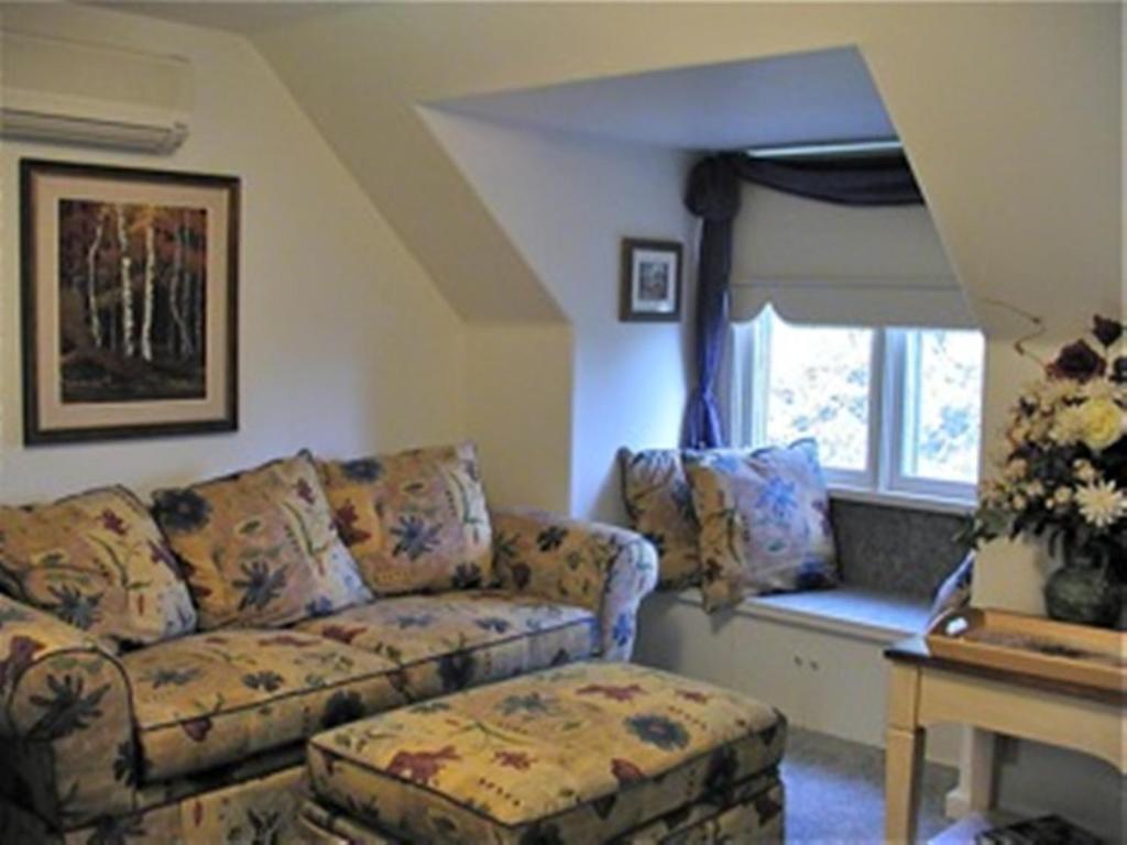 Burley'S Executive Garden Suite Peterborough Room photo
